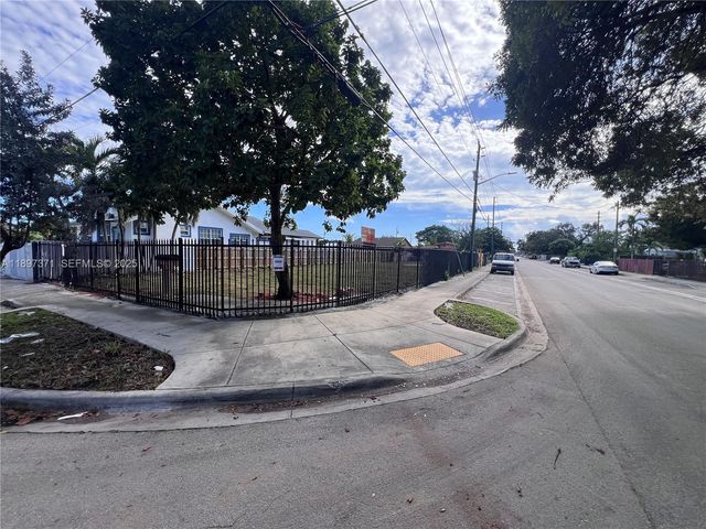 2052 NW 27th St, Miami, FL 33142