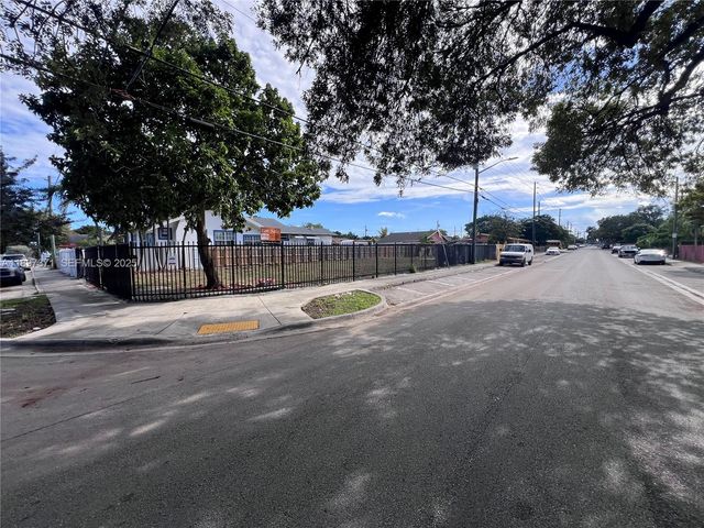 2052 NW 27th St, Miami, FL 33142