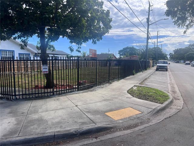 2052 NW 27th St, Miami, FL 33142