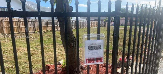 2052 NW 27th St, Miami, FL 33142