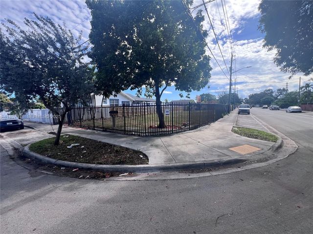 2052 NW 27th St, Miami, FL 33142