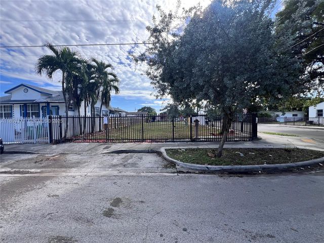 2052 NW 27th St, Miami, FL 33142