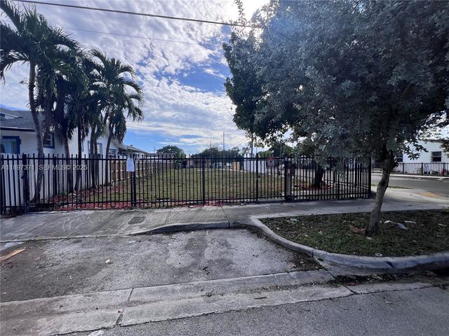 2052 NW 27th St, Miami, FL 33142