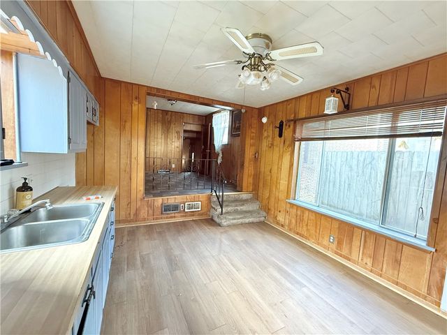 700 W Clayton St, New Castle, PA 16102