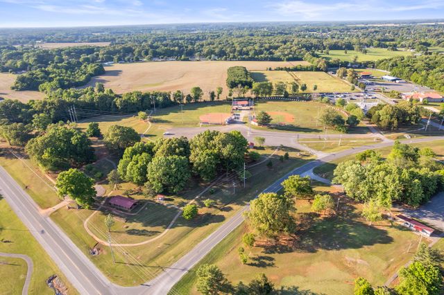 1010 N High St, Winchester, TN 37398