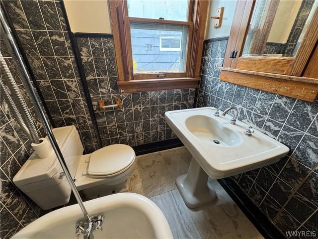2419 Whitney Avenue, Niagara Falls, NY 14301
