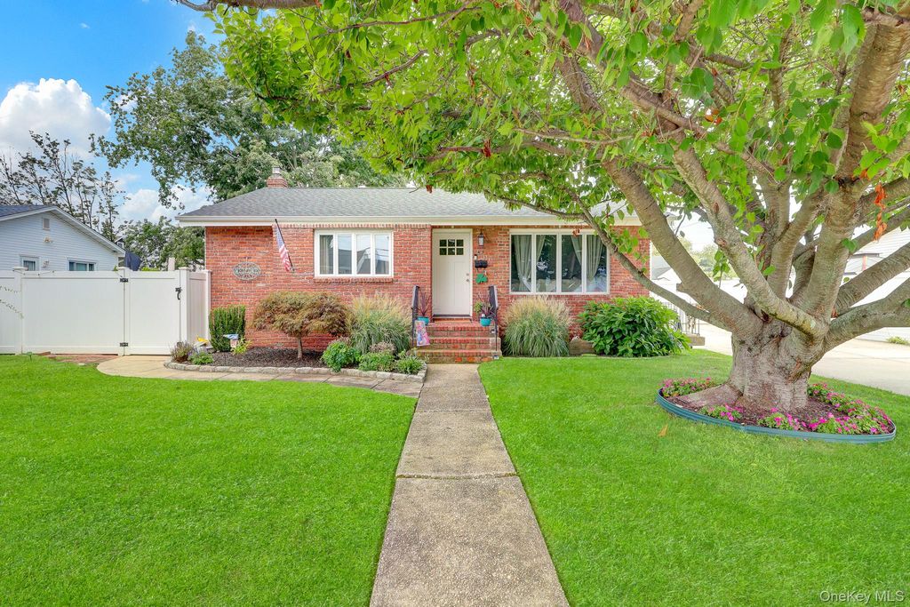43 Manhattan Avenue, West Babylon, NY 11704 — exterior