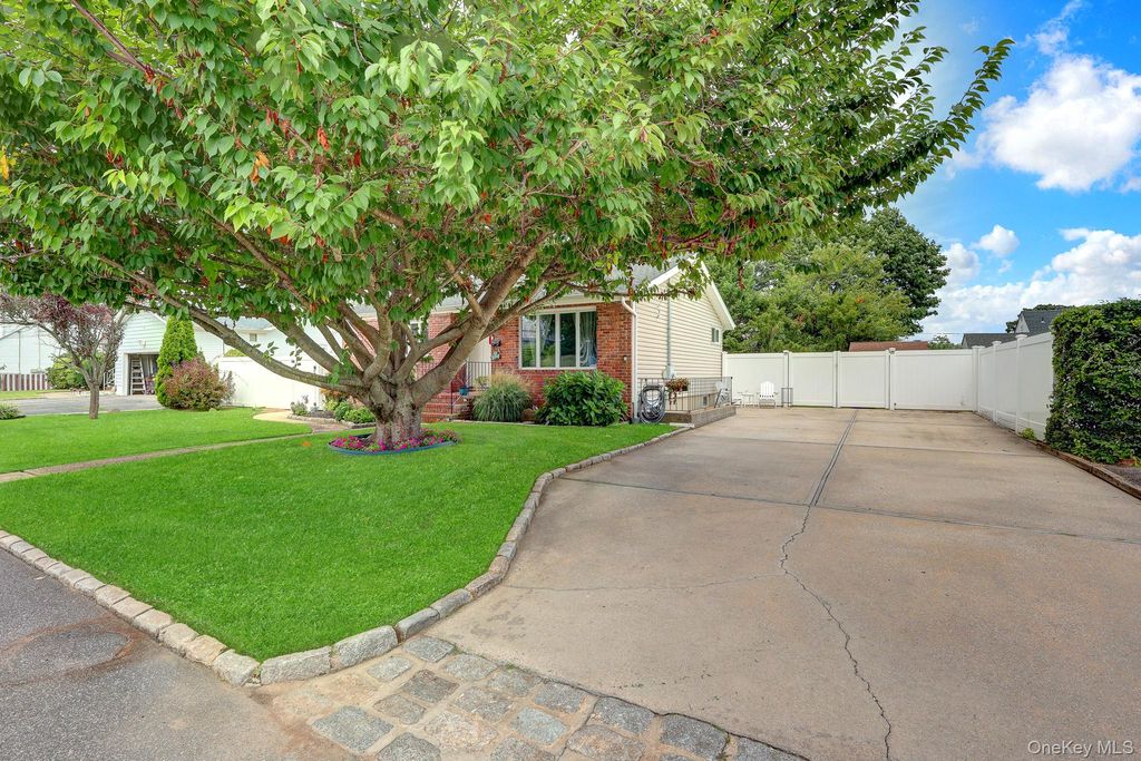 43 Manhattan Avenue, West Babylon, NY 11704 — photo 2