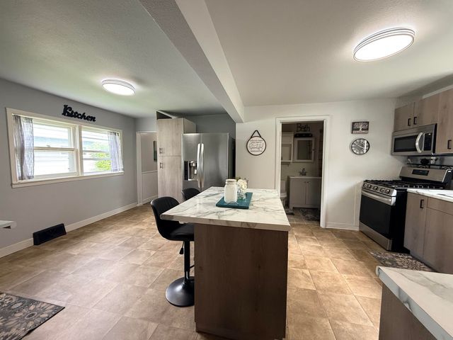 1418 11TH AVE NW, Minot, ND 58703