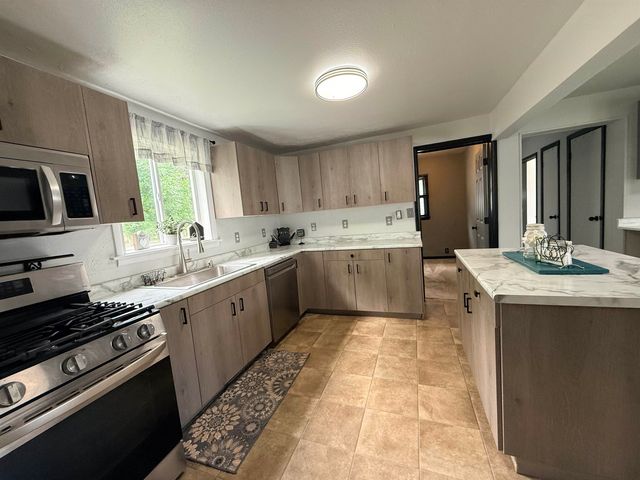 1418 11TH AVE NW, Minot, ND 58703