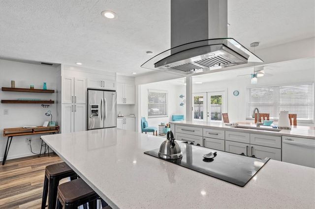 2572 JEFFERSON CIRCLE, Sarasota, FL 34239