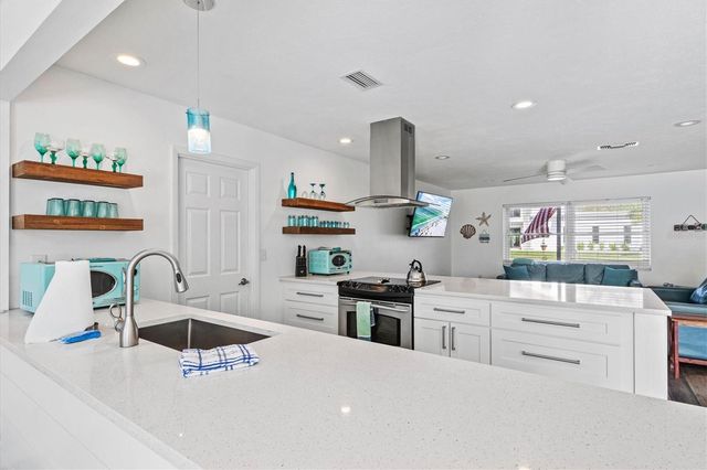 2572 JEFFERSON CIRCLE, Sarasota, FL 34239