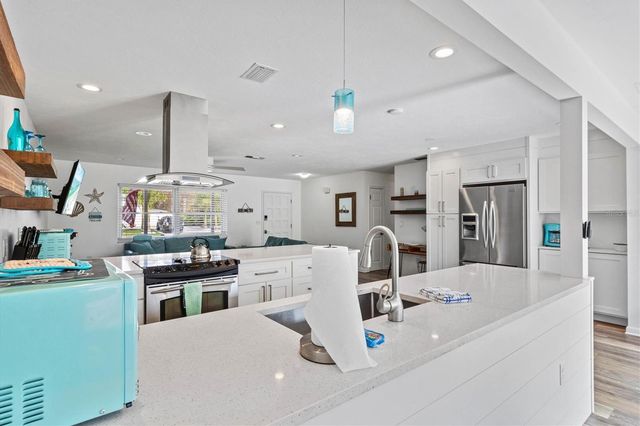 2572 JEFFERSON CIRCLE, Sarasota, FL 34239