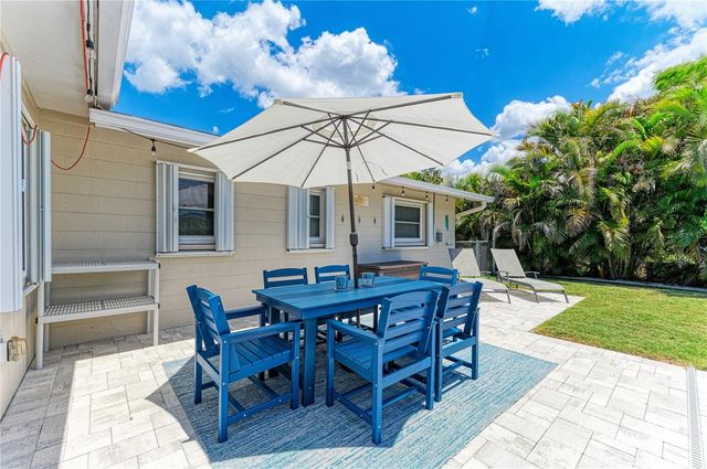 2572 JEFFERSON CIRCLE, Sarasota, FL 34239