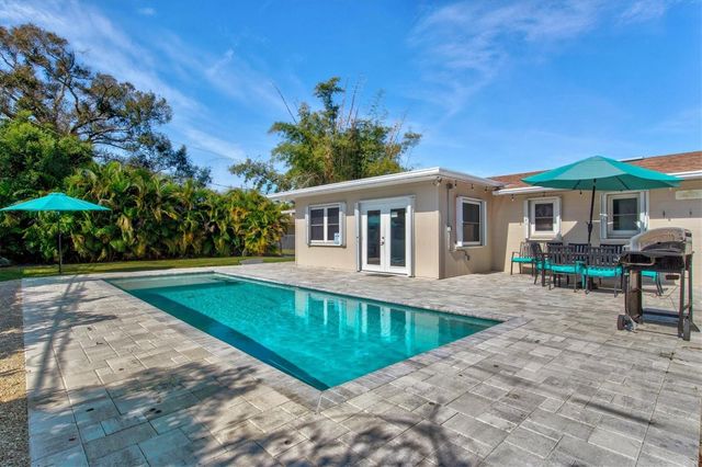 2572 JEFFERSON CIRCLE, Sarasota, FL 34239