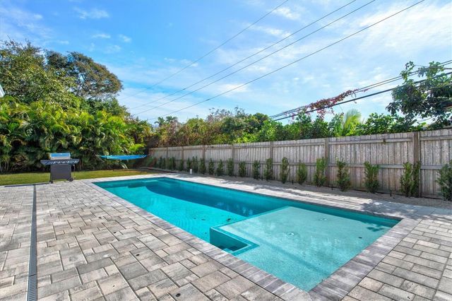 2572 JEFFERSON CIRCLE, Sarasota, FL 34239