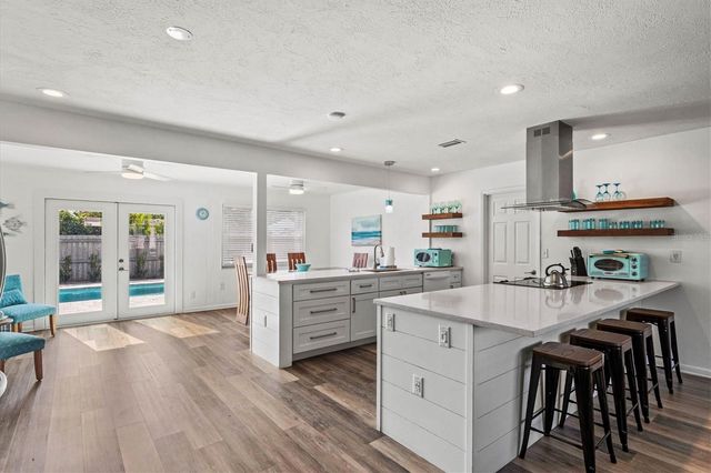 2572 JEFFERSON CIRCLE, Sarasota, FL 34239