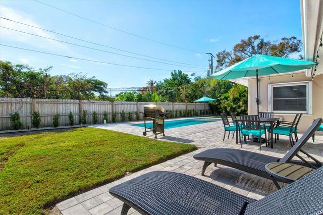 2572 JEFFERSON CIRCLE, Sarasota, FL 34239