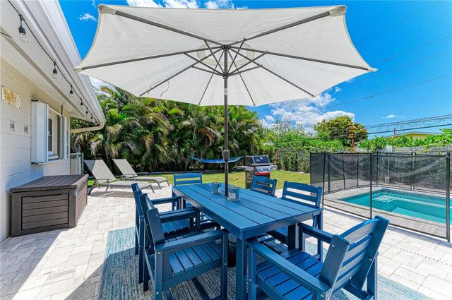 2572 JEFFERSON CIRCLE, Sarasota, FL 34239