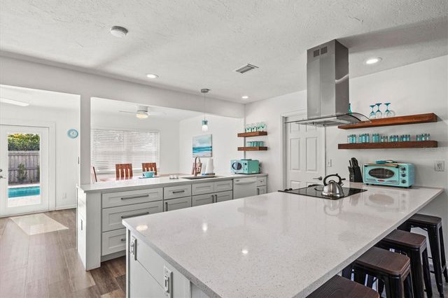 2572 JEFFERSON CIRCLE, Sarasota, FL 34239