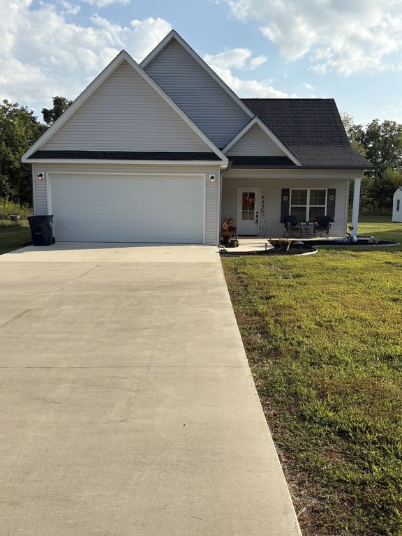 627 E Main St, Smithville, TN 37166