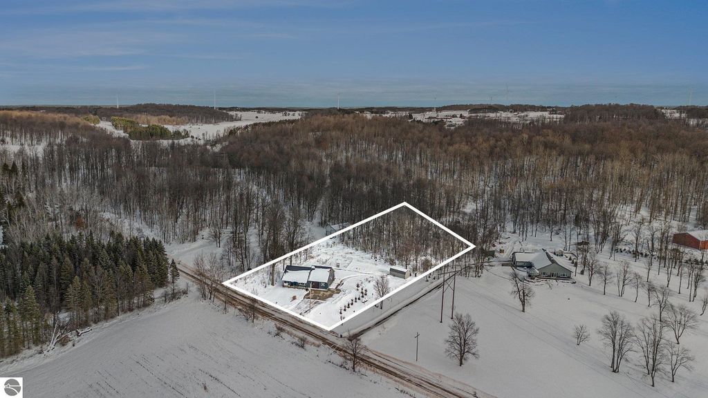 Image 2 of property listing at 23736 110th Avenue, Tustin, MI 49688