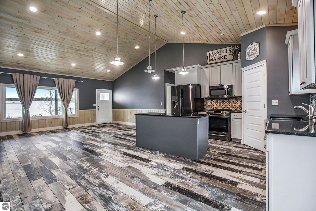 Image 7 of property listing at 23736 110th Avenue, Tustin, MI 49688