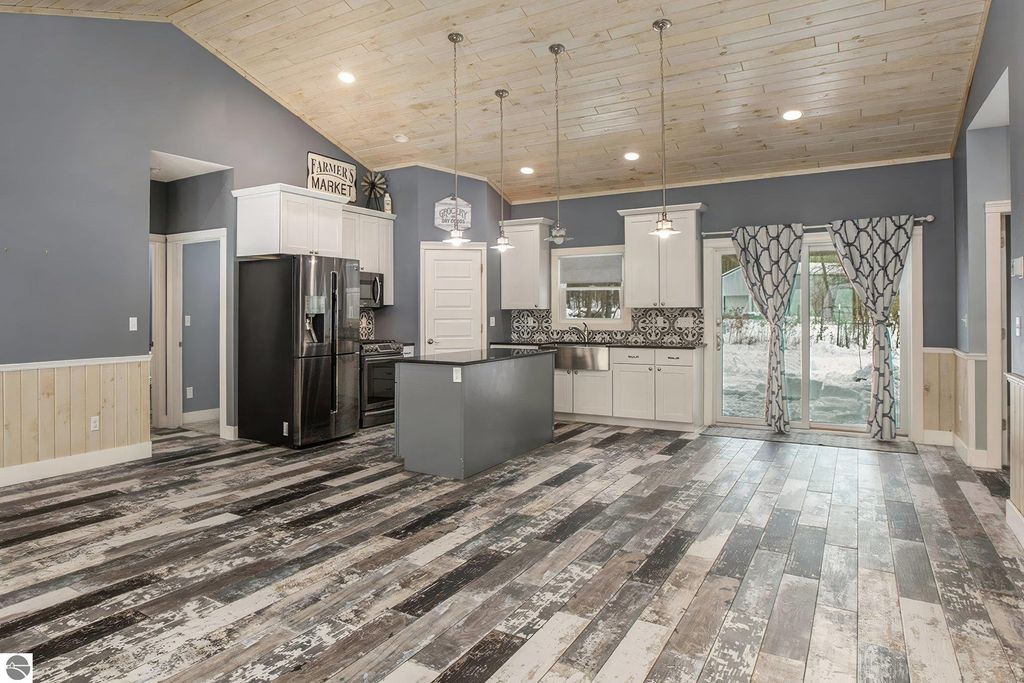 Image 8 of property listing at 23736 110th Avenue, Tustin, MI 49688