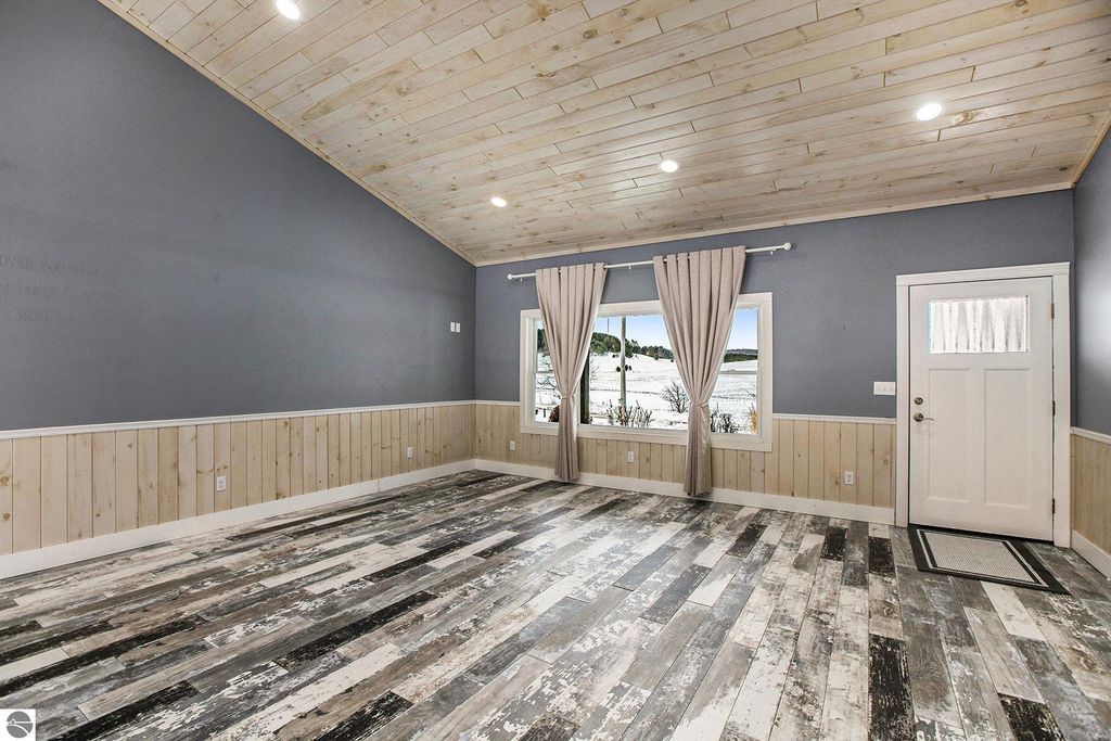 Image 9 of property listing at 23736 110th Avenue, Tustin, MI 49688