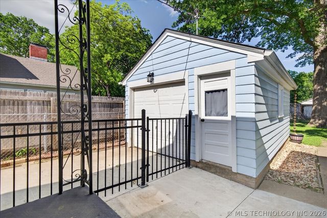2054 SE DEWEY Avenue, Bartlesville, OK 74003