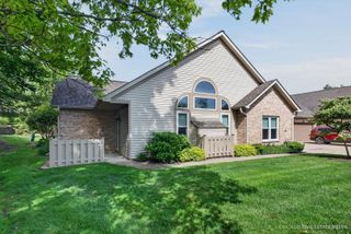 171 Canterbury Court 171, Bloomingdale, IL 60108
