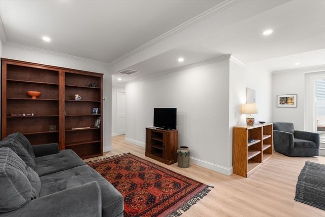 21 Bradford Rd 21, Watertown, MA 02472