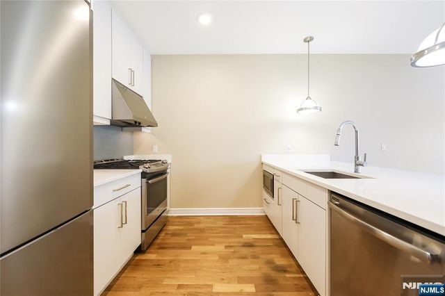 15 Somerset Lane B405, Edgewater, NJ 07020