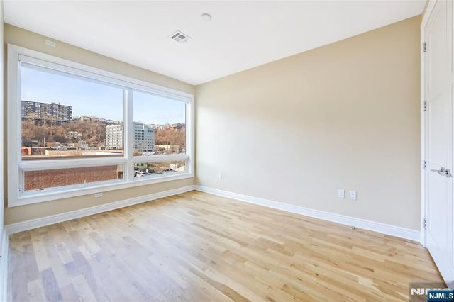 15 Somerset Lane B405, Edgewater, NJ 07020