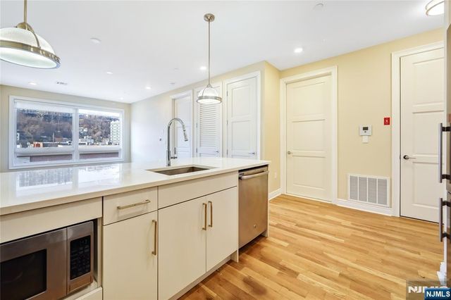 15 Somerset Lane B405, Edgewater, NJ 07020