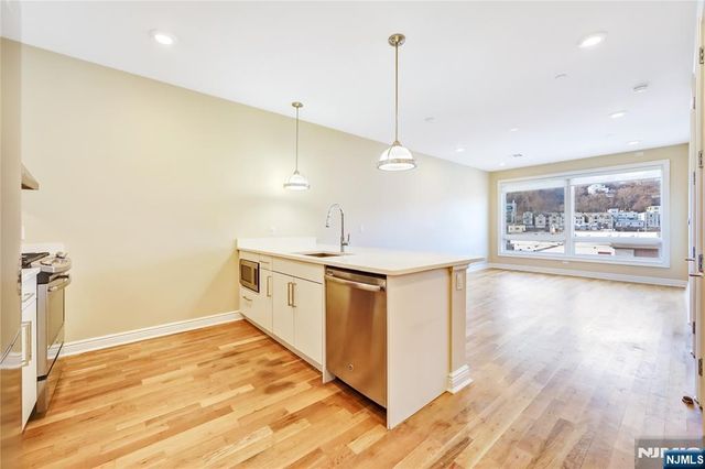 15 Somerset Lane B405, Edgewater, NJ 07020