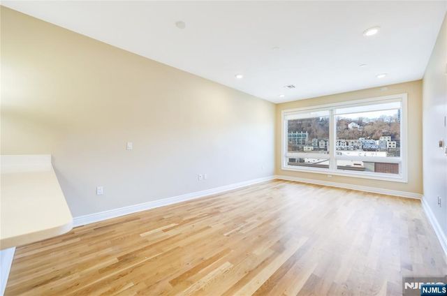 15 Somerset Lane B405, Edgewater, NJ 07020