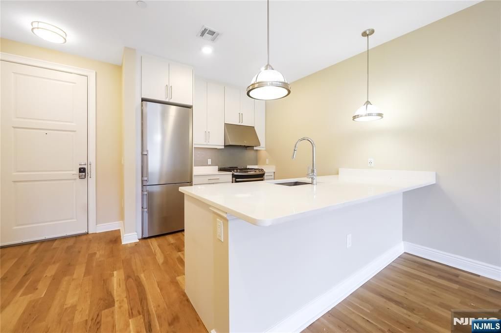 15 Somerset Lane B405, Edgewater, NJ 07020