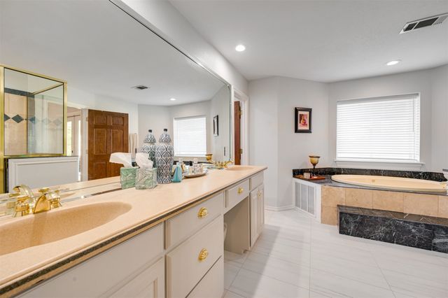 2001 Rose Pointe, Athens, TX 75752