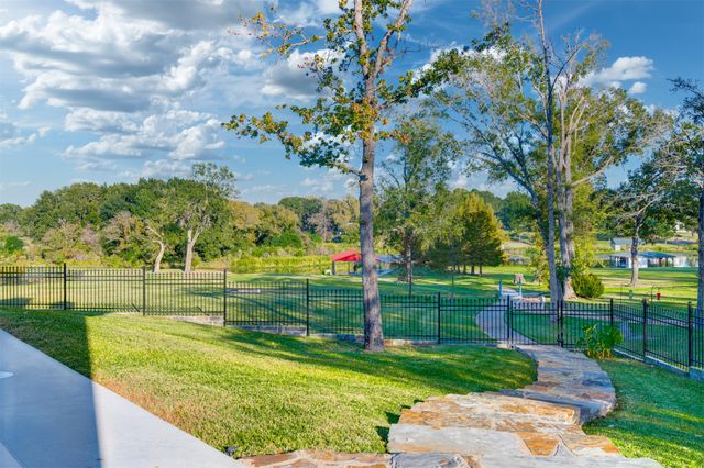 2001 Rose Pointe, Athens, TX 75752