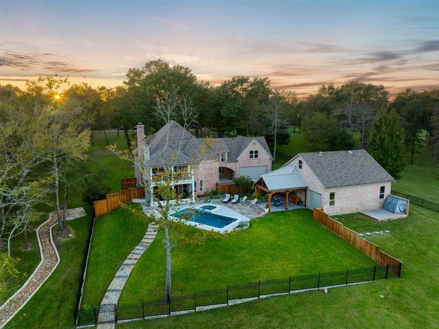 2001 Rose Pointe, Athens, TX 75752