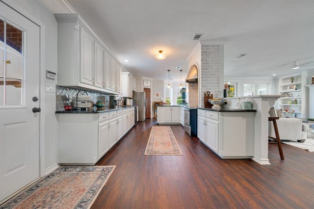 2001 Rose Pointe, Athens, TX 75752