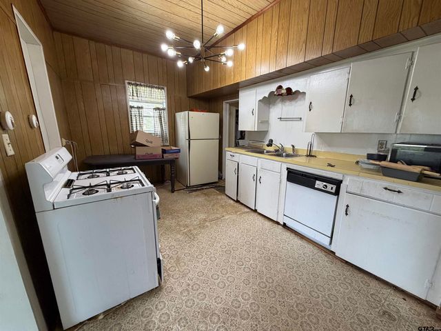 609 Walnut St, Mineola, TX 75773