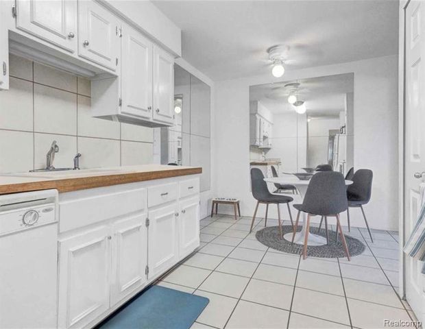 721 W Maple Road, Clawson, MI 48017