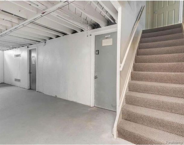 721 W Maple Road, Clawson, MI 48017