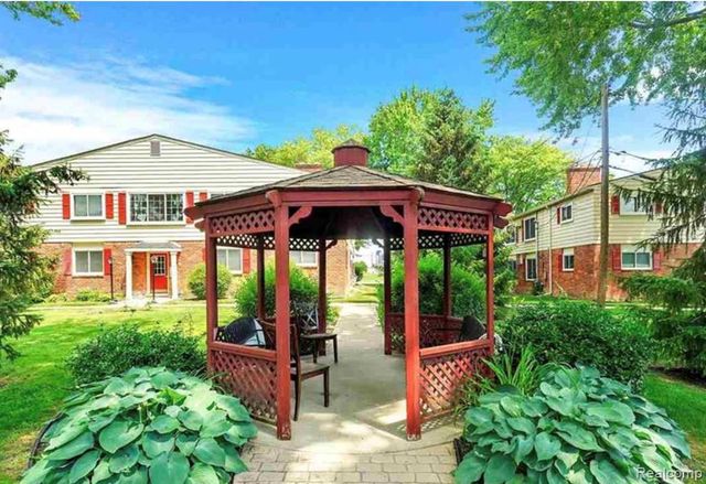 721 W Maple Road, Clawson, MI 48017
