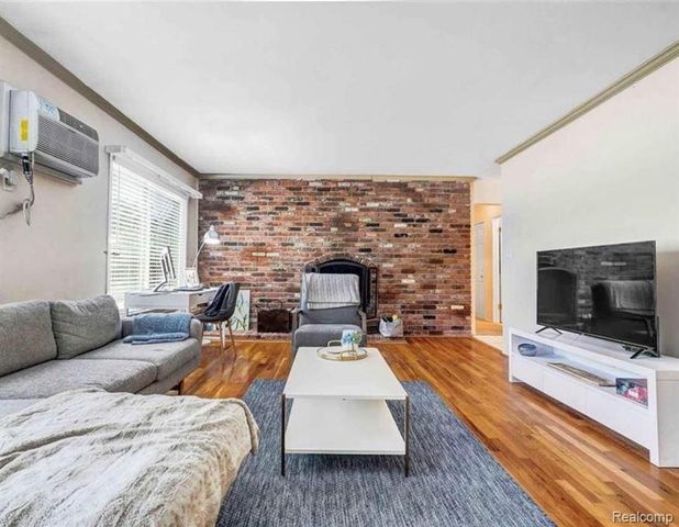 721 W Maple Road, Clawson, MI 48017