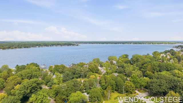 2080 W 32nd Street, Laketown Twp, MI 49423