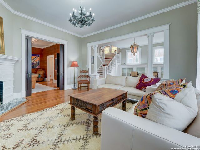 702 W FRENCH PL, San Antonio, TX 78212