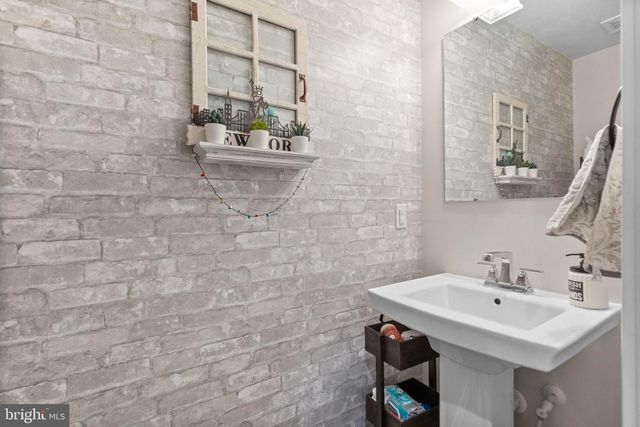 131 MULBERRY DR, Malvern, PA 19355